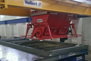  Hydraulisch betätigte Flachschieber und eine Stachelwalze bringen an insgesamt vier Betonierstationen den Beton präzise und gleichmäßig auf 