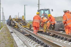  Montage der Langschienen auf dem 32 km langen, zweigleisigen Abschnitt der Neubaustrecke Ebensfeld–Erfurt  