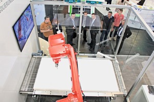  Crowd puller: At Bauma, Vollert Anlagenbau presented the improved ­version of the Iso-Matic process station. Water jet cutting was imitated by means of a laser beam 