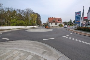  Der Kreisverkehr Ecke Sperbersloher Straße und Querstraße sorgt nun für besseren Verkehrsfluss und konnte ohne Abschnitte in die Gemarkung auf der Fläche der alten Kreuzung realisiert werden 