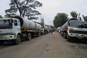  Die Produkte werden per Lkw-Konvoi zum Hafen Jakarta Tanjung Priok gebracht. Im Anschluss an den Weitertransport mittels Lastkahn nach Sulawesi geht die Lieferung per Schiff zum endgültigen Bestimmungsort auf die Philippinen 