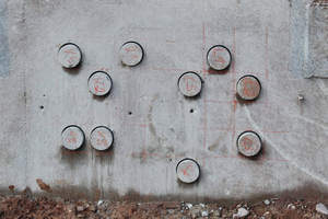  Extraction of a core sample from a retaining wall 