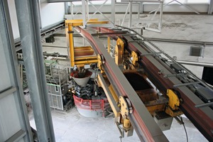  A Kübat rotating ­bucket with twin rail system provides for the transport of liquid concrete 