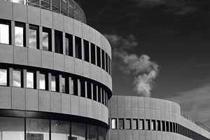  The precast concrete elements of the curtain-type fair-faced concrete façade snuggle against the curved building structure 