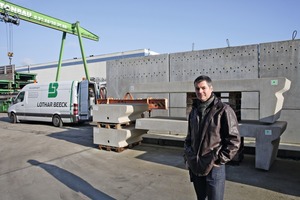  Der Unternehmer Marco Beeck in seinem Freilager vor fertig ­produzierten Stufenelementen des Rheinboulevards  