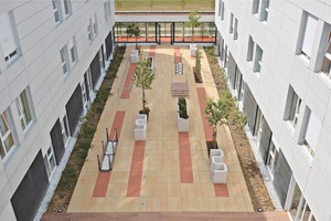  This courtyard with Umbriano paving blocks textured in granite-yellow and beige-brown is just one of the numerous reference examples ... 