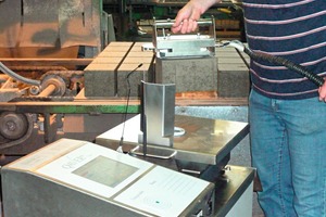  <span class="bildunterschrift_hervorgehoben">Fig. 5</span> A fresh product is re­moved from the ongoing process for measurement. The overall measuring time just takes 30‑40 sec/block.<br /> 