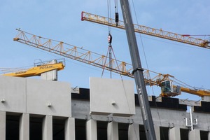  Im Frühling 2016 wurden die mit Dyckerhoff Weiss hergestellten Architekturbetonfertigteile an der Ostfassade montiert 