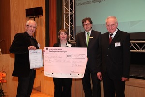  Abb. 8 Einer der zwei Preisträger des Innovationspreises 2011: H-Bau mit dem Produkt „Powercon-Multi“; überreicht an Firmengründer Gerhard Horstmann(links). 