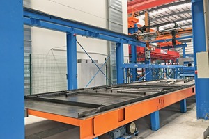  A Smart Set shuttering robot positions the form profiles fully auto­matically CAD/CAM controlled on the prepared rotating pallet 
