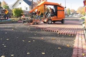  Abb. 3 Die Pflasterelemente werden maschinell im endgültigen Verlegemuster auf der Bettungsschicht verlegt.  