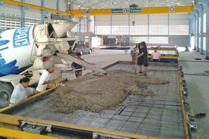  Manual spreading of the poured concrete in the pallet  