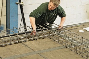  Bewehrungskörbe für die Fassadenelemente werden in Handarbeit ­vorbereitet und anschließend mit Einbauteilen versehen 