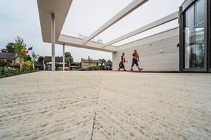  Um den Weg rutschsicher anzulegen, wurde die Oberfläche einem rutschhemmenden Besenstrich nachempfunden. Erreicht wurde dies mit der NOEplast Struktur „Sydney“ 