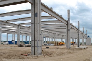  Abb. 1 Stützen und Binder mit Jordahl® Ankerschienen [Züblin AG, Stuttgart] 