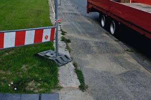  Schadensbeispiel 3: Verschmutzter Gehwegbereich (li.) und auf Paletten gelagerte unverbaute Betonplatten (re.) 