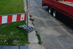  Schadensbeispiel 3: Verschmutzter Gehwegbereich (li.) und auf Paletten gelagerte unverbaute Betonplatten (re.) 