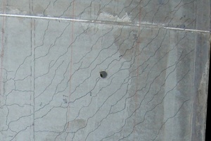  → 2 Cracking pattern on the underside of a slab quarter with corner joint 