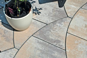  Makes a good visual impression: ­ArcoSwing in the shade of shell limestone from the “Einstein” paver series  