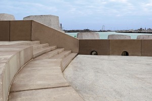  On the inside of the piers the pigmented crest elements serve as a hand rail and as a protective wall 