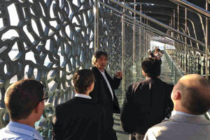  Architekt Rudy Ricciotti (Mitte) präsentierte den Veranstaltungsteilnehmern persönlich die MuCEM Fassadenelemente aus UHPFRC-Fertigteilen 