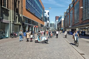  Schauplatz Den Haag: Den exklusiven Stadtboden in der Grote Marktstraat teilen sich Fußgänger und Radfahrer. Hierfür wurde der Fietspad (rechts) tiefergelegt und zudem durch eine differenzierte Gestaltung akzentuiert  