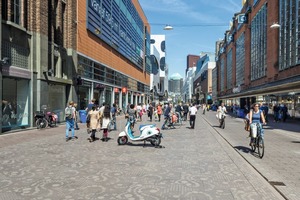  The Hague as hotspot: The exclusive urban grounds of Grote Marktstraat are shared by pedestrians and cyclists. For this purpose, the fietspad (bicycle lane on the right) is on a lower level, and is highlighted by its differentiated design  