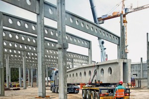  The prestressing equipment of Paul allows the production of beams with a legth of up to 40 m. Special transport vehicles provide for delivery in due time 