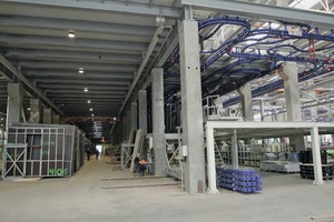  The passive storage facility pictured on the left houses steel frames with fixed baseboards ready for production; the active storage area is located to the right, in a slightly elevated position 