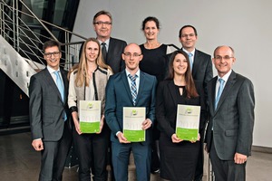  Ehrung der Preisträger des Schöck Bau-Innovationspreises 2016 beim ­Branchenforum in Ulm (Reihe vorn v. l. n. r.: Michael Schmitz (Vorstand Vertrieb) Rebecca Vogel, Philipp Schmidt, Angelika Feil, Dr.-Ing. Harald Braasch (Vorstand Technik, Jurysprecher) Reihe oben: Peter Möller (Eberhard-Schöck-Stiftung), Felicitas Schöck (Eberhard-Schöck-Stiftung) und Thomas Stürzl (Kaufmännischer Vorstand) 