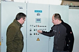  <div class="bildtext_en">Andreas Beyer, factory Manager at Hönninger (left) in conversation with Dennis Hoos</div> 
