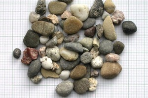  Fig. 8 Photographs of aggregate mixes used (left: gravel (K) 4-8 mm; center: quartz porphyry chippings (Q) 5-8 mm; right: shell limestone chippings (WI) 4-8 mm). 