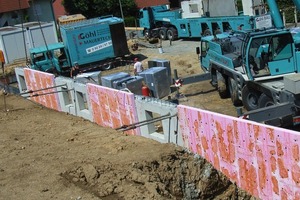  Abb. 1 Göhl-Bau bei der Montage der Kelleraußenwände. 