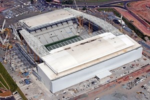  Obwohl das neue Stadion in São Paulo den Charakter einer Stahlkonstruktion besitzt, bestehen seine geschlossenen Gebäudeteile aus Betonfertigteilen 