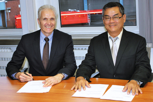  Dr. Strautmann (left) and Mr. Pek sign the collaboration agreement in Waltrop 