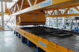  The concrete spreader at Pruksa can discharge over the entire width of the pallet. This leads to enormous saving of time in the production proc-ess 