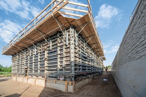  The contractor in charge had decided to use the NOEtop formwork system also for the two pump building at the ends of the Elbe dike 