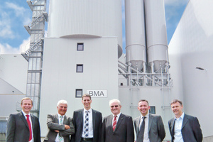  Handover of the Liebherr mixing tower at the opening ceremony (from left to right): Reinhold Kletsch, Michael Barthel (both Liebherr), Stefan Bögl, Johann Bögl (both Bögl), Mark Figel (Liebherr) and ­Anton Gloßner (Bögl) 