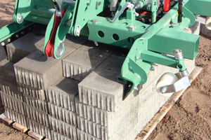 Paving system Modula Plus with a so-called „Einstein“ joint system and shift protection 