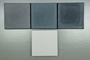  Laborsteine (Ausführung: Weißzement / SCC Beton)Links: klassisches Eisenoxid (GF Onyx 5 %); Mitte: modernes blauschwarzes Eisenoxid (GF 84 G) 5 %; Rechts: Kohlenstoffpigment (GF Permacarb) 3 %; ­Unten: unpigmentierte Referenz 