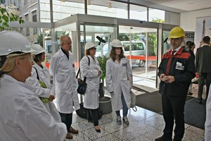  Dr. Wolfgang Oehlert, Vice President Technical Operations BU Inorganic Pigments (right), invited the anniversary guests to a guided tour through the production plant in Uerdingen 