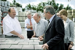  Abb. 1 Verkehrspolit. Sprecher der Bündnis 90/Die Grünen im Betonfertigteilwerk: Peter Aicheler, Werner Beer, Winfried Hermann, Albrecht Braun, Anja Muschelknautz (v.l.n.r.)

. 