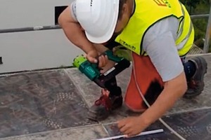  Quick and easy assembly: the ETech electrician firmly clinches the box cover to the formwork 