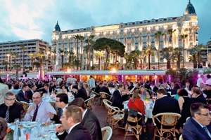  Abb. 4 Abendessen am Hotelstrand des Ritz Carlton.  