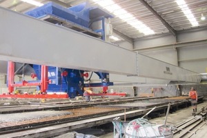  Fig. 2 The new concrete dis-tributor from Weckenmann in use during the concreting process. Manually operated with radio remote control. 