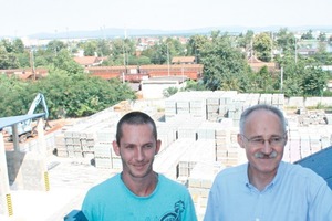  Abb. 11 Anlagenführer und ein Vertreter der Anteilseigner, L. Dudik (r), präsentierten uns sehr zu­frieden ihre neue Pflastersteinproduktion.  