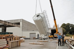  Montage eines der vier neuen Silos. In einem Silo wird in Zukunft Hoch­leis­tungs-Zement gelagert.  