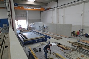  The demolding station equipped with a hydraulic pallet tilting station is situated in the second hall bay 