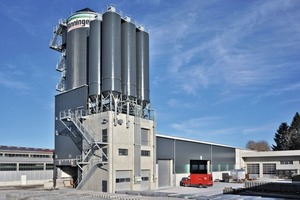  Die neue Liebherr-Mischanlage vom Typ Betomat IV-515 mit drei Ringtellermischern, zehn Gesteins­kammern und sechs Zementsilos 