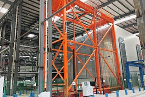  The insulated and heated shelf towers in the curing chamber are activated via the Vario stacker crane 